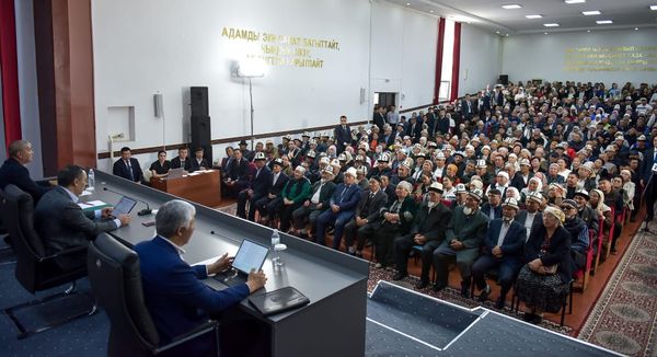 Президент Садыр Жапаров Кара-Суу районунун тургундары менен жолугушту