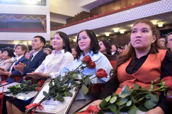 Окуучулары олимпиада жеңген мугалимге 500 миң сомго чейин сыйлыктар берилет