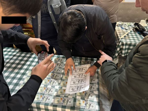 УКМК жасалма акчаны тараткан кылмыштуу топту аныктады