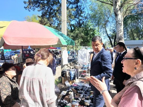 Бишкек мэри Фучик көчөсүндөгү жайма базардагы соодагерлерге эскертүү берди
