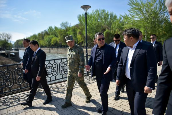 Президент Ак-Буура дарыясындагы тазалоо иштеринин жүрүшүн текшерди