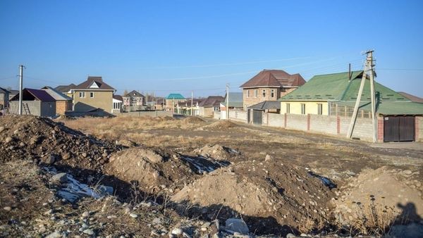 Турак жайларды мыйзамдаштырууда карама-каршылыктар бар – У.Карыбеков