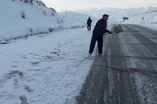 Долон ашуусунда кар жаап жатат