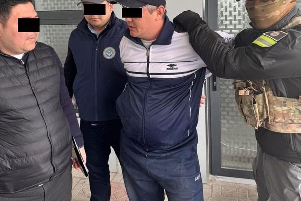 Орусиянын жаранынан 9 млн рубль алган милиция кызматкерлери кармалды