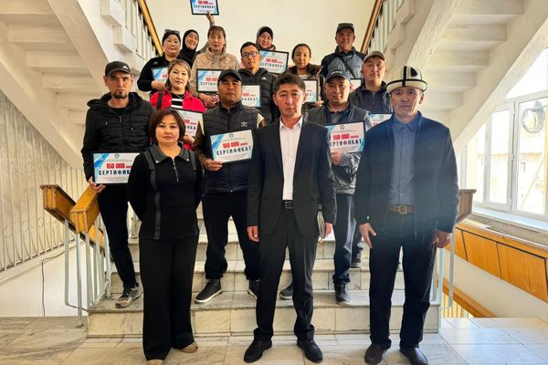 Нарында 50 үй-бүлөгө 150 миң сомдук сертификат тапшырылды