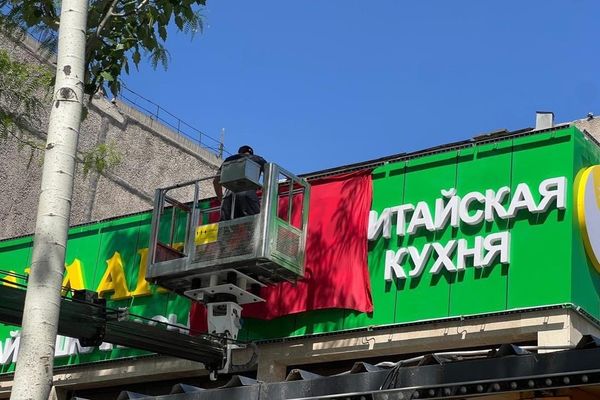 Мыйзам талаптарына туура келбеген жарнама такталар алынды