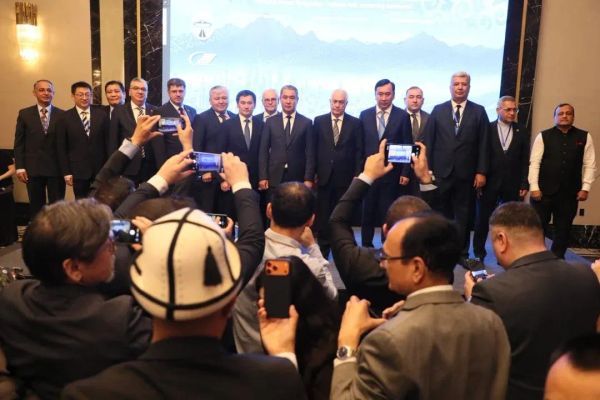 “Кыргызстан– аймактык хаб: континенттерди бириктирүүчү” транспорттук форуму өтүп жатат