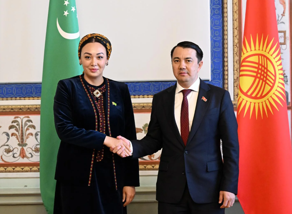 Кыргызстан менен Түркмөнстан парламенттик алакаларды күчөтөт