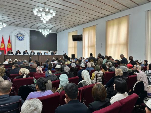 Кызыл-Кыядагы элдик жолугушууда 50дөн ашык маселе көтөрүлдү