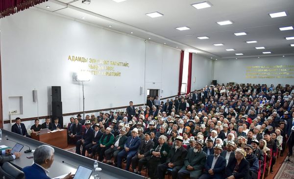 11-майдан баштап жергиликтүү калк менен бийлик өкүлдөрүнүн жолугушуусу башталат