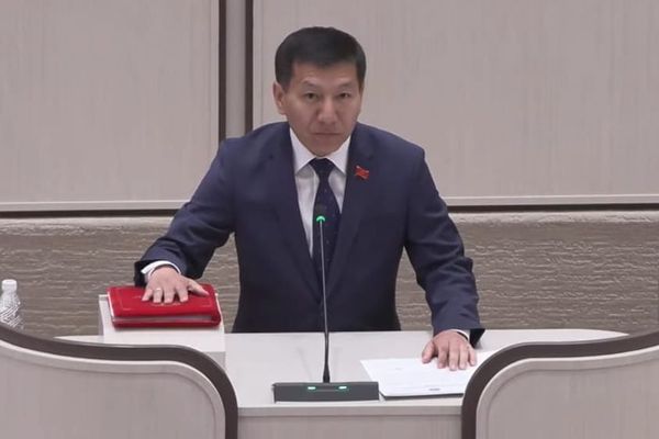 Максат Алымбеков Жогорку Кеңеште ант берди