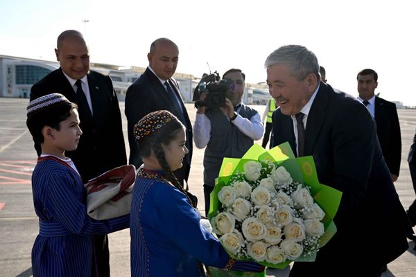 Адылбек Касымалиев Түркмөнстанга барды