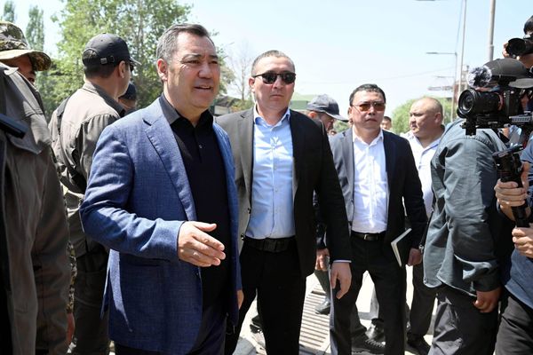 Президент Кадамжайдагы “Торговый” базарына барды
