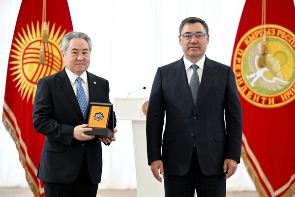 Президент дипломаттарга жана авиаторлорго сыйлык тапшырды