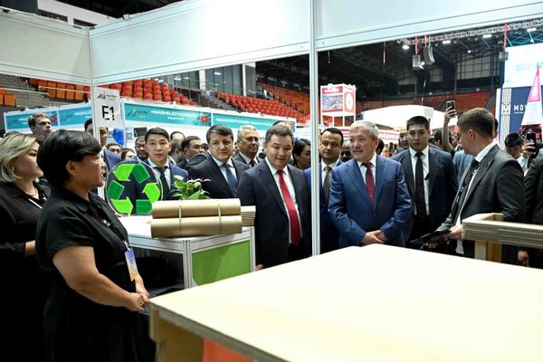 Адылбек Касымалиев өнөр жай жана соода көргөзмөсүнө катышты