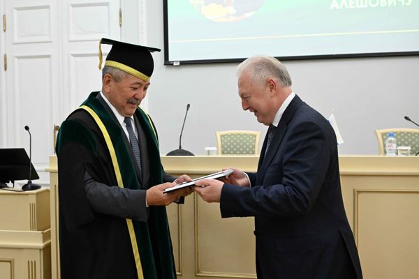 Адылбек Касымалиев Санкт-Петербургдагы окуу жайда лекция окуду