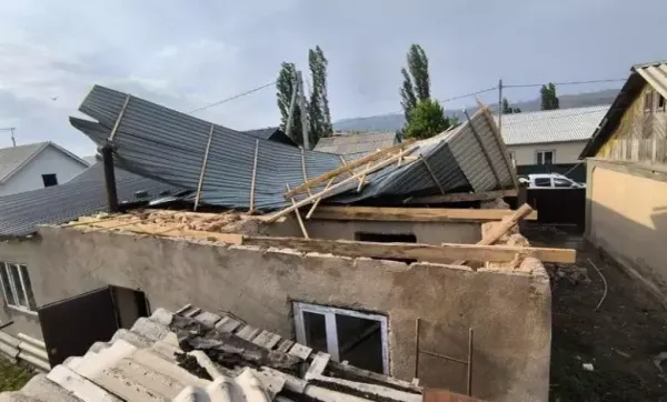 Таласта катуу шамал бир катар үйдүн чатырын учуруп кетти