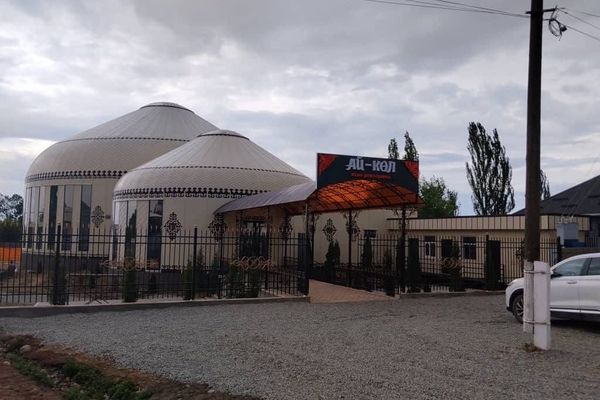 Мыйзамсыз курулуп жаткан тамактануучу жайдын курулушу токтотулду