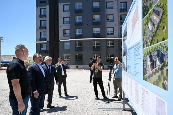 Садыр Жапаров Кочкордо курулуп жаткан ипотекалык үйлөрдү текшерди