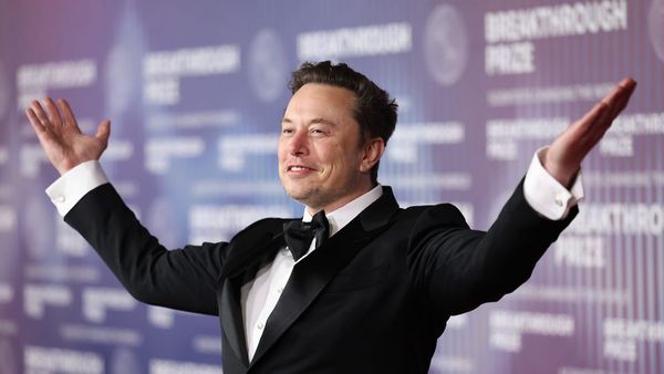 Илон Маск дүйнөдөгү биринчи триллионер болду