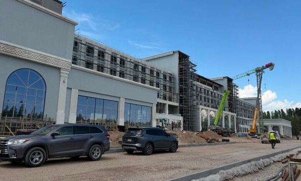 Ысык-Көлдүн жээгине курулуп жаткан мейманкананын абалы текшерилди