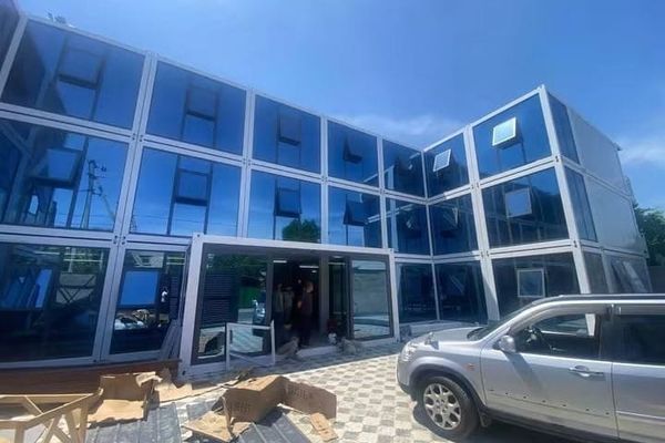 Мыйзамсыз курулуп жаткан жатакананын курулушу токтотулду
