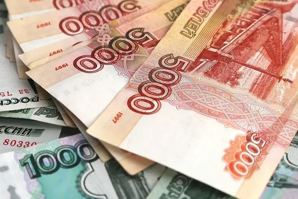 Орусиядагы Кыргызстандын жаранына айлыгы өндүрүлүп берилди