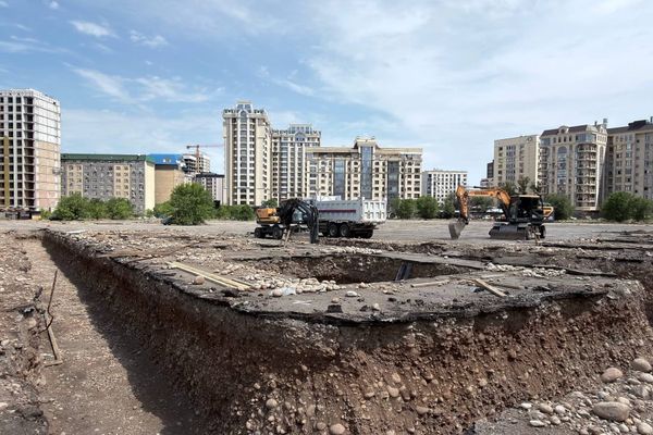 “Манас” университетинде курулуп жаткан жатакананын курулушу токтотулду