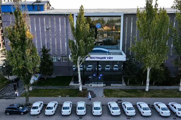 Юстиция үйү: Кыргызстанда укуктук жардам көрсөтүүнүн философиясы өзгөрүүдө