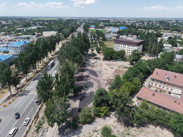 Бишкекте №54 мектептин жанындагы сейил бак жаңыланууда