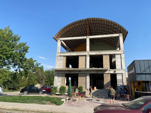 Баткенде уруксатсыз курулуп жаткан имараттын иши токтотулду