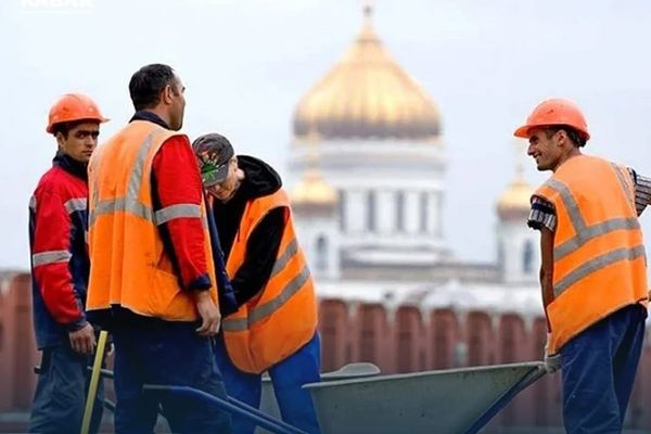Россиядагы 194 кыргыз жаранына төлөнбөй келген эмгек акысы өндүрүлүп берилди