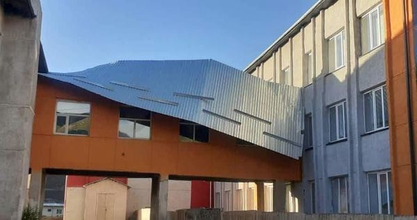 Нарында катуу шамал болуп китепкананын чатырын учуруп кетти