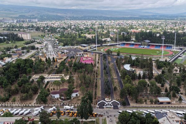 Президент оңдоп-түзөөдөн өтүп жаткан парктын курулушу менен таанышты