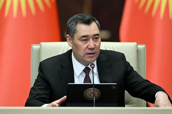 Садыр Жапаров: Кошуна өлкөлөрдөн кыштын күнү энергия сурагандан уялам