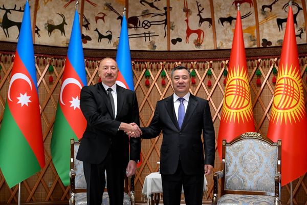 Садыр Жапаров менен Ильхам Алиев сүйлөшүүлөрдү өткөрүштү