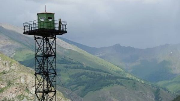 Чек арада аткезчиликти уюштурган деп шектелген аскер кызматкери кармалды