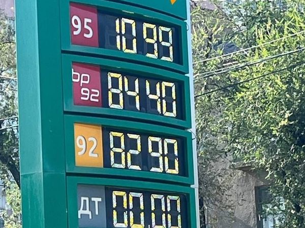 АИ-95 бензини бир күндө 109,9 сомго чейин кымбаттап, Бишкекте тартыштык күчөдү