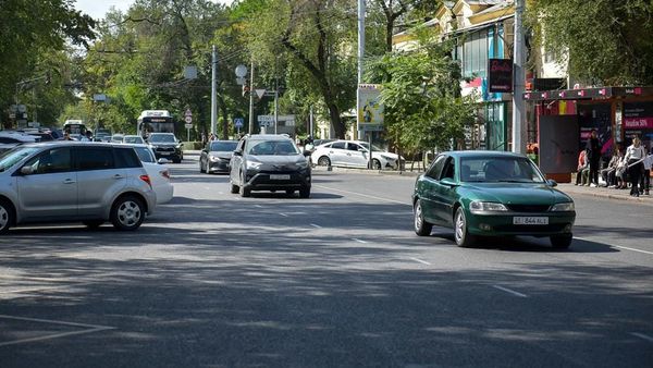 Коомдук талкуу: рулу оңдон солго которулган унааларды каттоо сунушталды