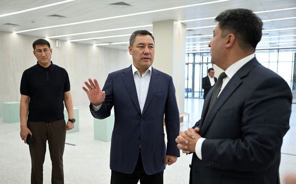 Садыр Жапаров жаңыланган “Манас”  аба майданынын абалын текшерди
