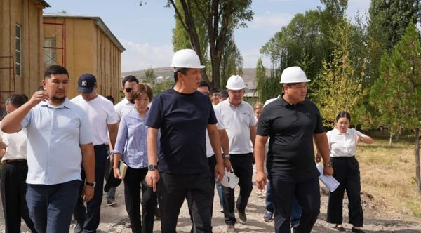 Бишкектеги эки мектеп жаңыланып, заманбап спорт аянтчалары курулууда