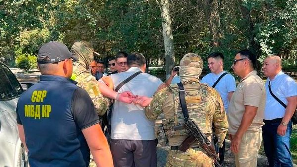 УКМКнын жасалма күбөлүгүн пайдаланып акча талап кылган адам кармалды