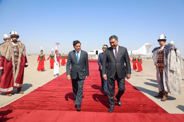 Лаостун президенти Тхонглун Сисулит Кыргызстанга келди
