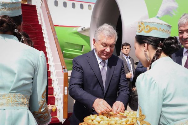 Өзбекстандын президенти Шавкат Мирзиёев иш сапары менен Кыргызстанга келди
