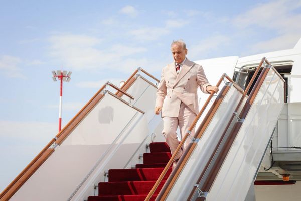 Пакистандын премьер-министри Шахбаз Шариф Кыргызстанга келди