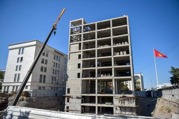 Бишкектеги курулушу токтоп турган имараттар текшерилди