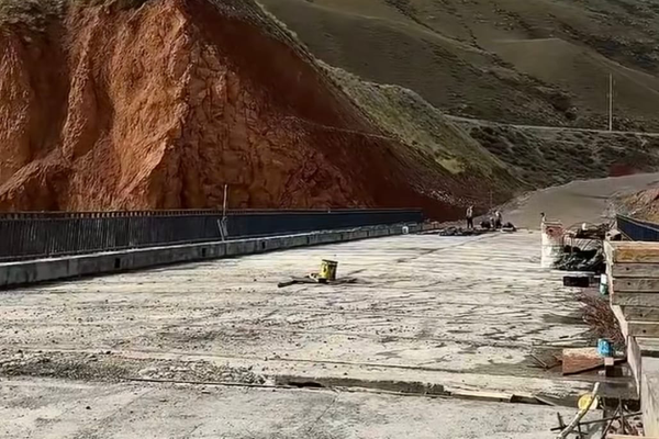 Куланак ГЭСинин курулушуна байланыштуу жаңы көпүрө салынууда