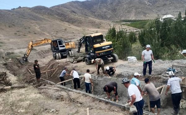 Майданда канал оңдоого катышкандарга азык-түлүк жана 1800 сомдон берилет