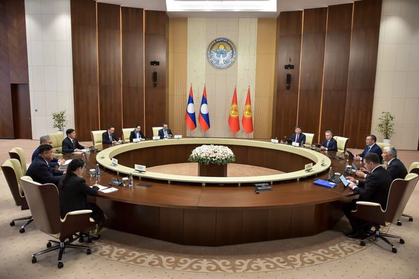 Садыр Жапаров Лаостун президенти Тхонглун Сисулит менен жолукту