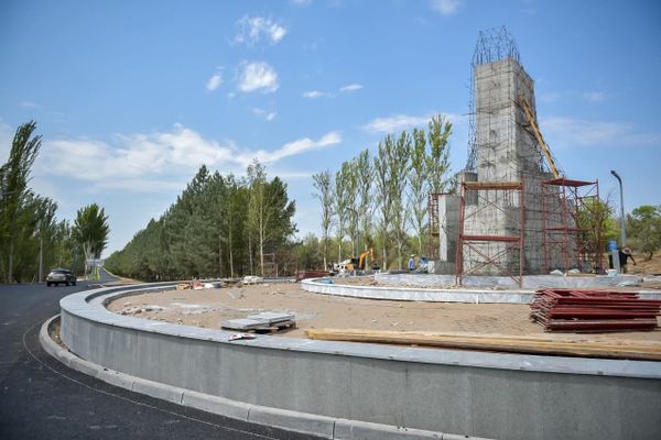 Бишкектин кире беришине ак илбирстин айкели орнотулат